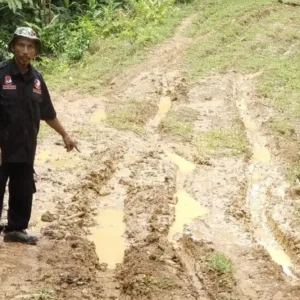 Jalan Tanah Puluhan Tahun Merenggut Harapan, Warga Dusun Lakkese Dan Petakeang Berharap Perubahan Dari Bupati Baru