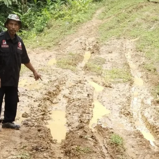 Jalan Tanah Puluhan Tahun Merenggut Harapan, Warga Dusun Lakkese Dan Petakeang Berharap Perubahan Dari Bupati Baru