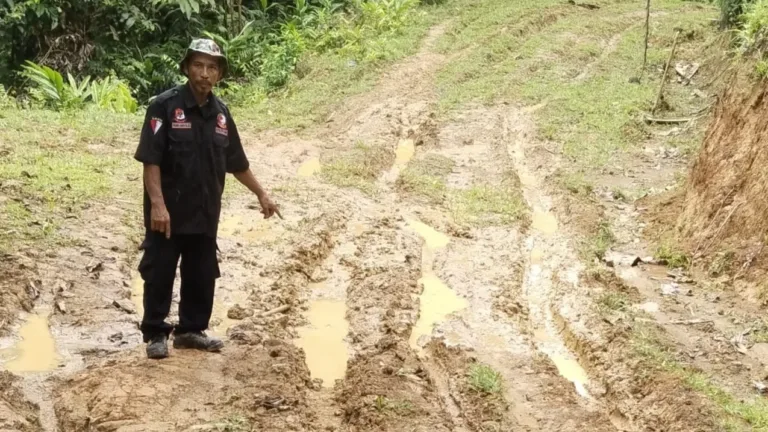 Jalan Tanah Puluhan Tahun Merenggut Harapan, Warga Dusun Lakkese Dan Petakeang Berharap Perubahan Dari Bupati Baru