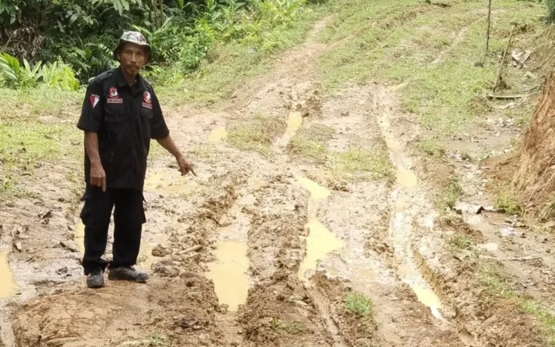 Jalan Tanah Puluhan Tahun Merenggut Harapan, Warga Dusun Lakkese Dan Petakeang Berharap Perubahan Dari Bupati Baru