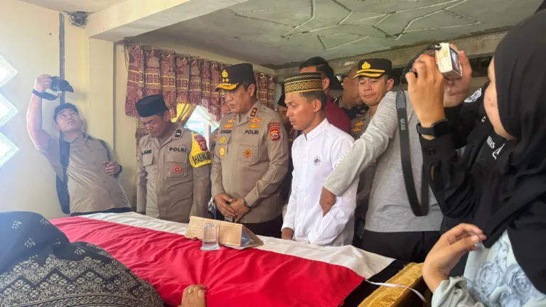 Kapolda Sulsel Kunjungi Rumah Duka Bripda Dirja Pratama di Pinrang, Pastikan Penanganan Kasus Secara Transparan