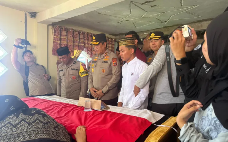 Kapolda Sulsel Kunjungi Rumah Duka Bripda Dirja Pratama di Pinrang, Pastikan Penanganan Kasus Secara Transparan