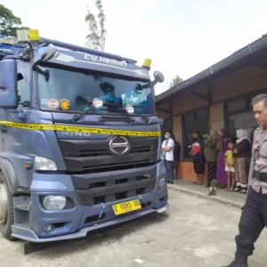 Polres Garut Lakukan Olah TKP Penemuan Sopir Truk Meninggal Di Dalam Kabin Kendaraan