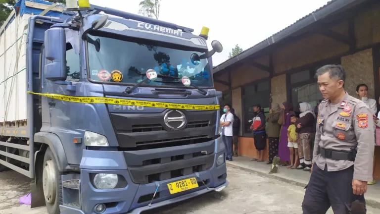 Polres Garut Lakukan Olah TKP Penemuan Sopir Truk Meninggal Di Dalam Kabin Kendaraan