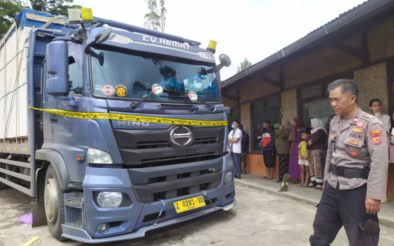 Polres Garut Lakukan Olah TKP Penemuan Sopir Truk Meninggal Di Dalam Kabin Kendaraan