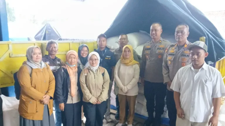 Dukung Ketahanan Pangan, Polres Garut Kawal Serapan 10,5 Ton Jagung Petani Sukawening Ke Bulog