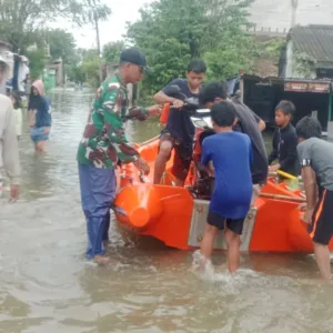 Babinsa Koramil 1408-10/Panakkukang Turun Langsung Bantu Warga Terdampak Banjir di Kelurahan Manggala