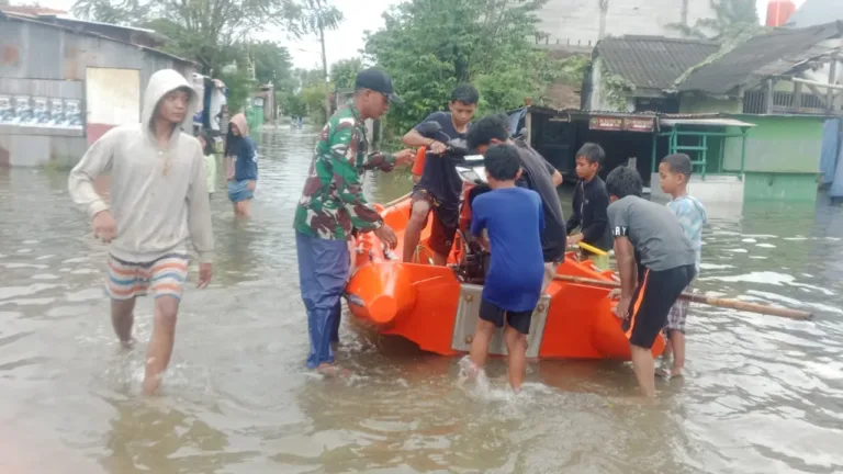 Babinsa Koramil 1408-10/Panakkukang Turun Langsung Bantu Warga Terdampak Banjir di Kelurahan Manggala