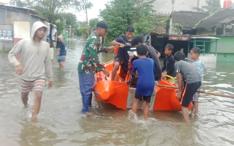Babinsa Koramil 1408-10/Panakkukang Turun Langsung Bantu Warga Terdampak Banjir di Kelurahan Manggala