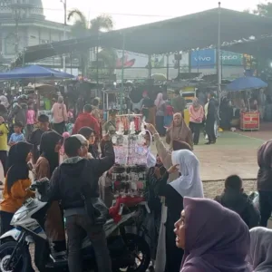 Bazar Ramadhan Hari Ke-7 Di Alun-Alun Malangbong Diserbu Pengunjung