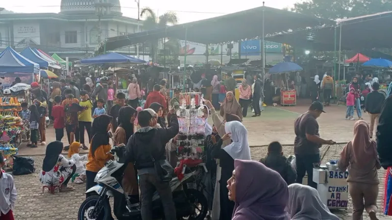 Bazar Ramadhan Hari Ke-7 Di Alun-Alun Malangbong Diserbu Pengunjung