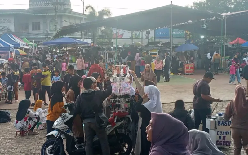 Bazar Ramadhan Hari Ke-7 Di Alun-Alun Malangbong Diserbu Pengunjung