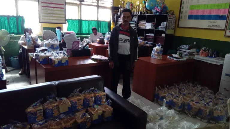 SDN Darmaraja 2 Sumedang Antusias Sambut Program MBG, Sajian Bergizi Di Sambut Hangat Guru Dan Siswa
