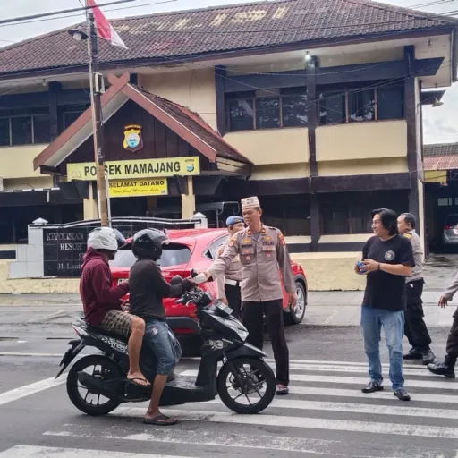 Personel Polsek Mamajang Gelar Pembagian Takjil Buka Puasa kepada Masyarakat Dan Para Tahanan Di Polsek Mamajang