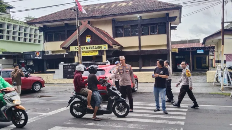 Personel Polsek Mamajang Gelar Pembagian Takjil Buka Puasa kepada Masyarakat Dan Para Tahanan Di Polsek Mamajang