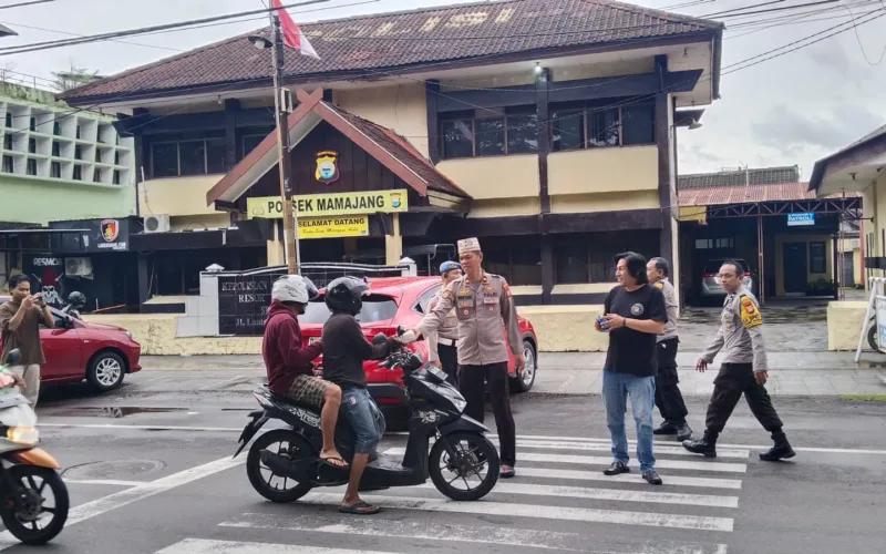 Personel Polsek Mamajang Gelar Pembagian Takjil Buka Puasa kepada Masyarakat Dan Para Tahanan Di Polsek Mamajang