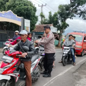Polsek Banyuresmi Bersama SMAN 25 Bagikan Takjil