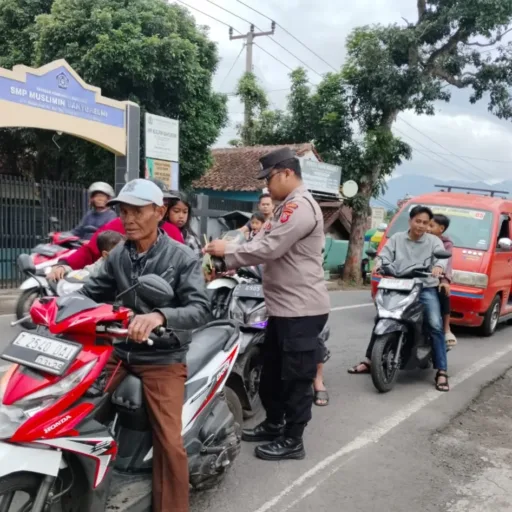 Polsek Banyuresmi Bersama SMAN 25 Bagikan Takjil