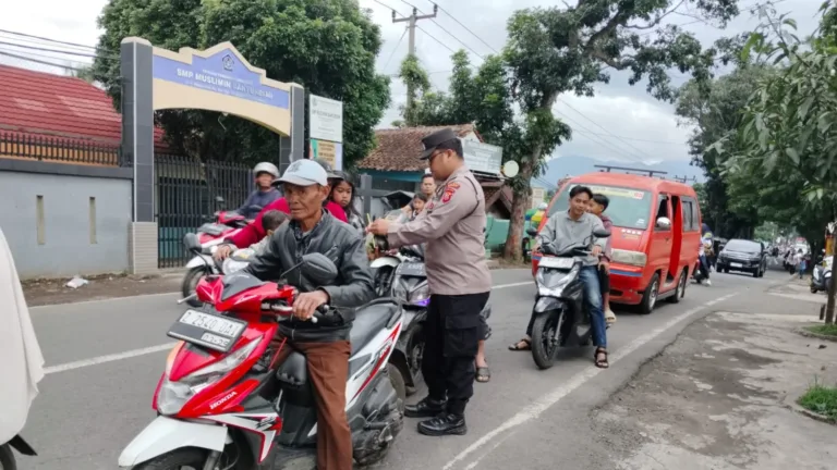 Polsek Banyuresmi Bersama SMAN 25 Bagikan Takjil
