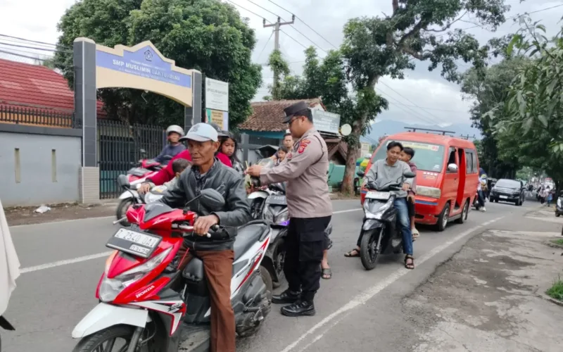 Polsek Banyuresmi Bersama SMAN 25 Bagikan Takjil