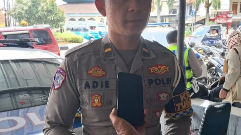 Ipda Adie M. Kurniawan, Kanit Turjagawali Pimpin Pemeriksaan Kepatuhan Pengendara di Alun-Alun Tarogong