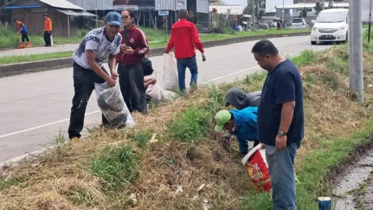 Yudha Puja Turnawan Pimpin Aksi Bersih-Bersih Lingkungan di Kabupaten Garut
