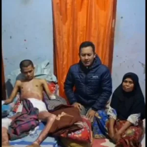Abah Muda Ketua Pemuda Akhir Zaman Menengok Parid Nurjamil Akibat Terkena Sengatan Listrik di Kp. Cilemah