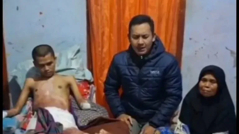Abah Muda Ketua Pemuda Akhir Zaman Menengok Parid Nurjamil Akibat Terkena Sengatan Listrik di Kp. Cilemah