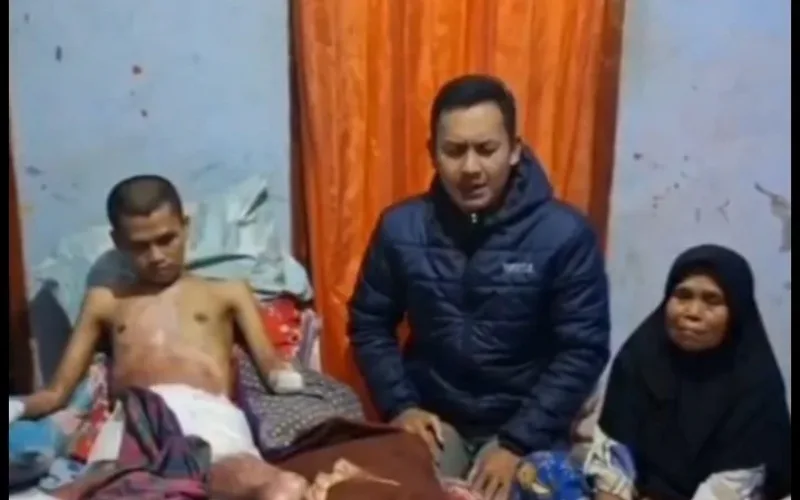 Abah Muda Ketua Pemuda Akhir Zaman Menengok Parid Nurjamil Akibat Terkena Sengatan Listrik di Kp. Cilemah