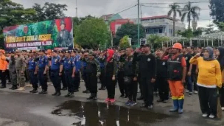 Banteng Komando Kodim Makassar Ikuti Apel Pengecekan Karya Bakti Skala Besar Pembersihan Pasar Terong dan Halaman Masjid Al-Markaz