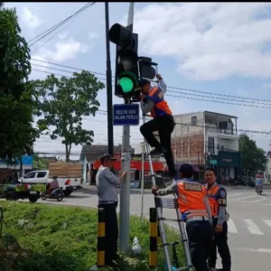 Dishub Garut Lakukan Penyesuaian Waktu Lampu Lalu Lintas di Persimpangan Samarang–Rancabango