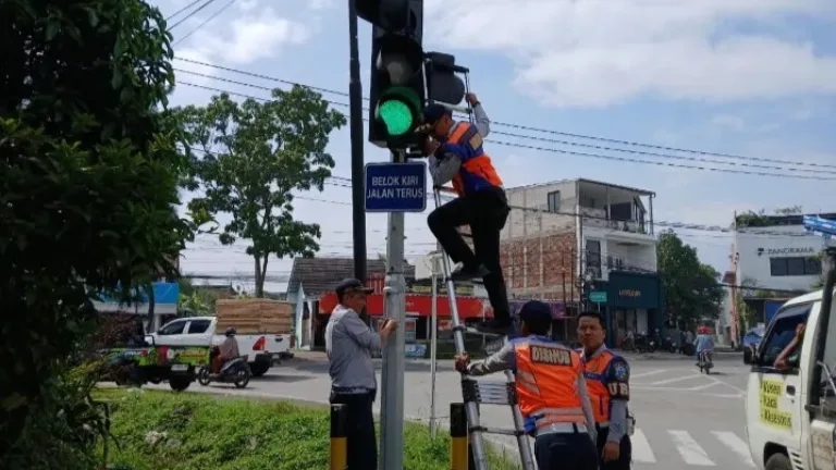 Dishub Garut Lakukan Penyesuaian Waktu Lampu Lalu Lintas di Persimpangan Samarang–Rancabango