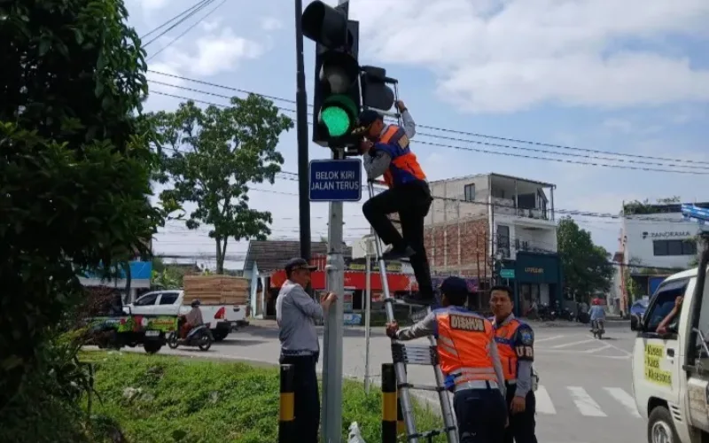 Dishub Garut Lakukan Penyesuaian Waktu Lampu Lalu Lintas di Persimpangan Samarang–Rancabango