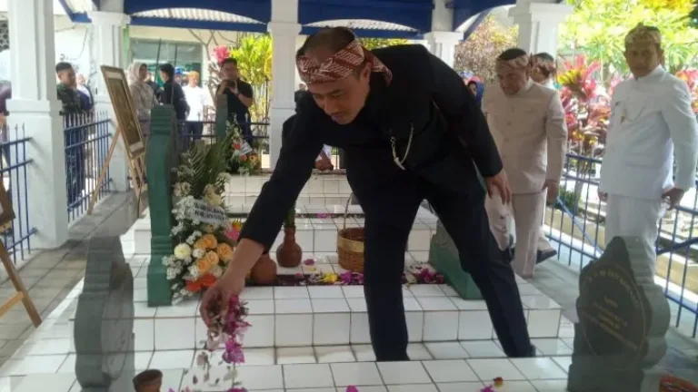 Kapolres Garut Berziarah ke Makam Leluhur Garut Bersama Rombongan Bupati Garut H. Syakur Amin