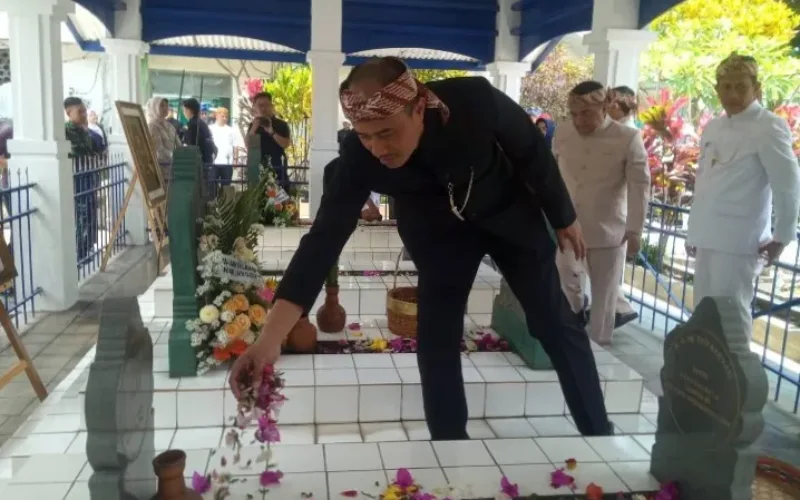 Kapolres Garut Berziarah ke Makam Leluhur Garut Bersama Rombongan Bupati Garut H. Syakur Amin