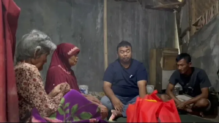 Kunjungan Yudha Puja Turnawan ke Lansia 100 Tahun di Garut: Soroti Akurasi DTSEN