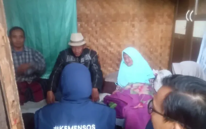 Rosita Kemensos Kunjungi Mak Onah, Tindak Lanjut Aspirasi DPRD Yudha Puja Turnawan