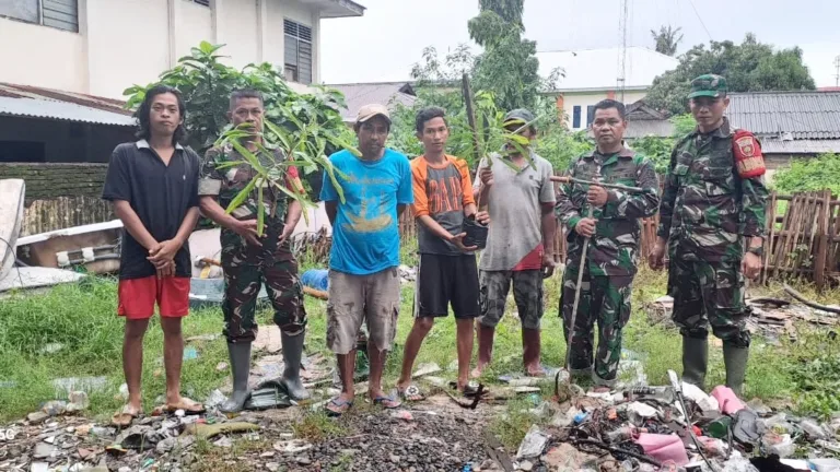 Koramil 1408-05/Mariso Gelar Karya Bhakti Penanaman Pohon di Kelurahan Kampung Buyang