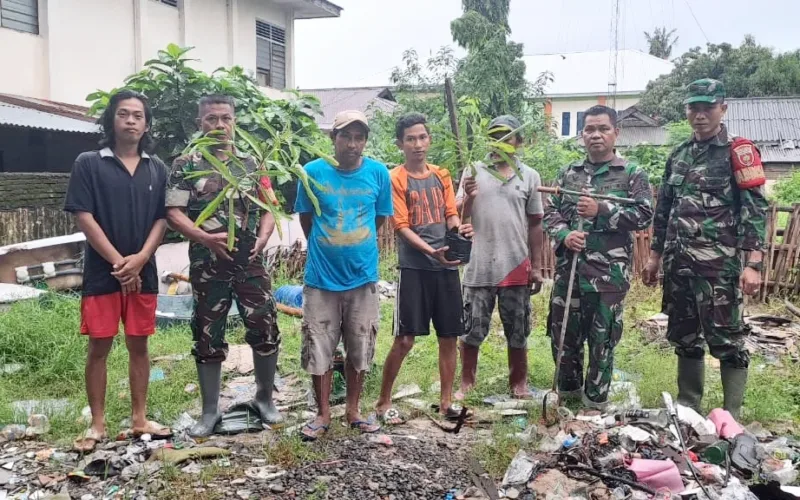 Koramil 1408-05/Mariso Gelar Karya Bhakti Penanaman Pohon di Kelurahan Kampung Buyang
