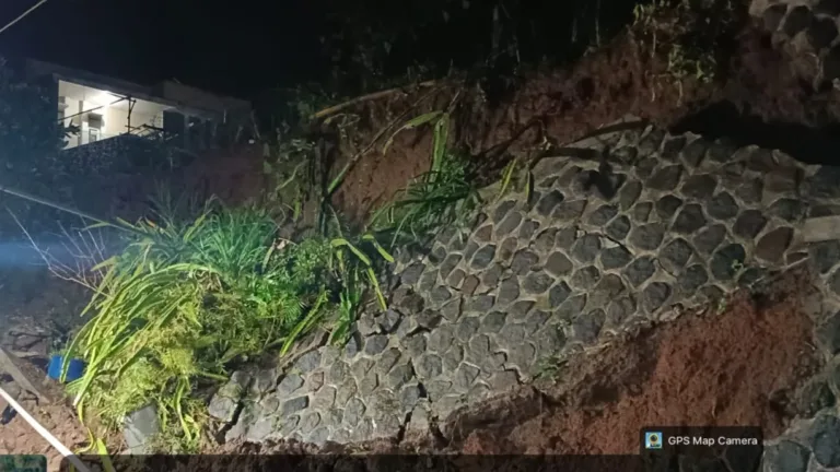 TPT Longsor Di Kampung Cirumampa Malangbong, Akses Jalan Warga Terganggu