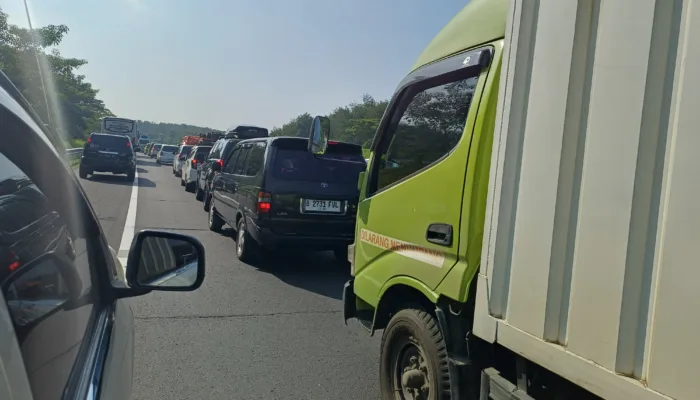 Arus Mudik Mulai Padat, Tol Cipali KM 77 Arah Timur Macet