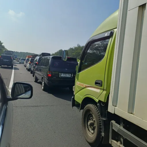 Arus Mudik Mulai Padat, Tol Cipali KM 77 Arah Timur Macet
