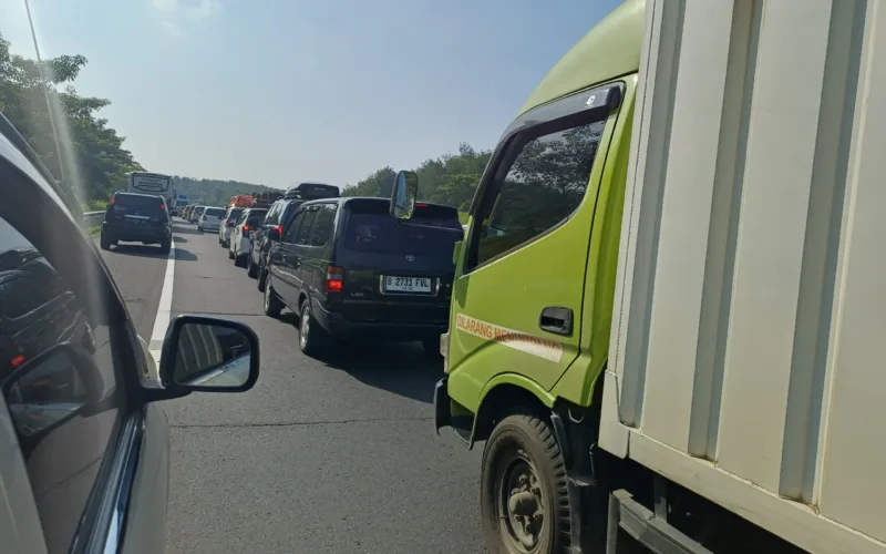 Arus Mudik Mulai Padat, Tol Cipali KM 77 Arah Timur Macet