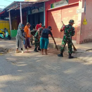 Koramil 1408-09/Tamalate Gelar Karya Bhakti Pembersihan Pasar Pabbaeng-Baeng, Antisipasi Banjir dan Penyakit di Musim Hujan