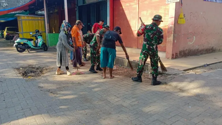 Koramil 1408-09/Tamalate Gelar Karya Bhakti Pembersihan Pasar Pabbaeng-Baeng, Antisipasi Banjir dan Penyakit di Musim Hujan