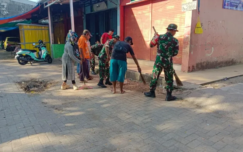 Koramil 1408-09/Tamalate Gelar Karya Bhakti Pembersihan Pasar Pabbaeng-Baeng, Antisipasi Banjir dan Penyakit di Musim Hujan