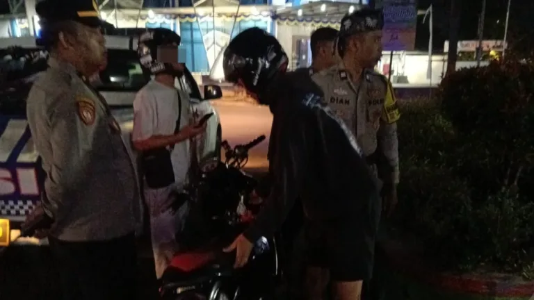 Polsek Tarogong Kidul Bubarkan Perang Sarung Di Jalan Proklamasi, Satu Sepeda Motor Diamankan