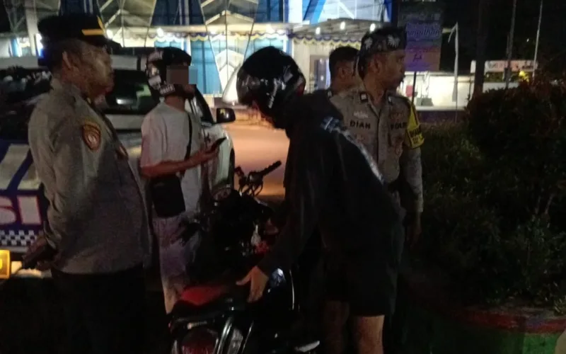 Polsek Tarogong Kidul Bubarkan Perang Sarung Di Jalan Proklamasi, Satu Sepeda Motor Diamankan