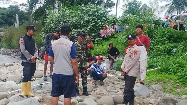 Polsek Pakenjeng Bersama Tim Gabungan Sisir Sungai Cikandang, Bocah 9 Tahun Diduga Hanyut Saat Menyebrang