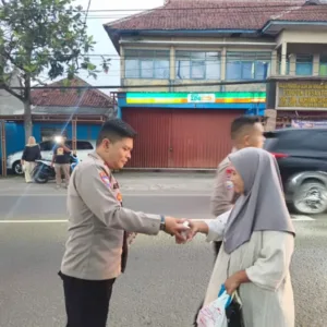 Indahnya Berbagi Di Bulan Ramadhan, Polsek Kadungora Tebar Takjil Untuk Masyarakat